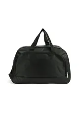 Bolso de poliéster color negro con bolsillo frontal y correa regulable.