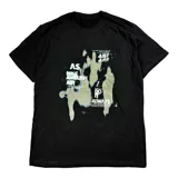 Remera negra de algodón con estampado frontal en tonos grises y blancos que incluye texto como "AS NIKE AMBUSH AIR", "JUST JUST" y "DO ALWAYS".