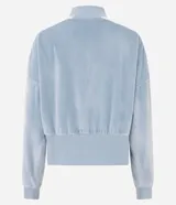 Campera deportiva de plush color celeste, con cierre frontal, cuello alto y franjas laterales blancas en las mangas. Presenta puños y ruedo acanalados.