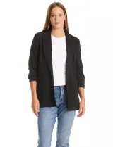 Blazer de crepe Dictionary, con cuello solapa, abertura frontal y mangas tres cuartos con detalle fruncido. Cuenta con bolsillos delanteros y forro interno.