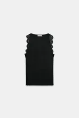Top sin mangas de tejido rib color negro, con cuello redondo y detalle de encaje a tono en las sisas.
