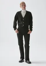 Pantalón de gabardina negro de corte recto.