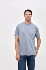 Remera de manga corta con calce relajado, confeccionada en algodón lavado con textura suave y acabado desgastado.