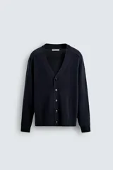 Cárdigan de punto con mezcla de lana y cashmere, color azul marino, de corte regular fit, con cuello en pico, manga larga y cierre frontal de botones.