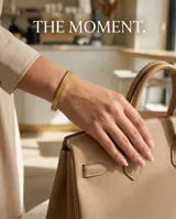 Pulsera tipo esclava rígida de acero con baño de oro, con diseño grabado de espiga en toda su superficie.
