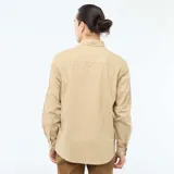 Camisa de corte regular fit en tejido oxford color beige, con cuello abotonado y cierre frontal de botones.