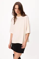 Remera básica de algodón color negro, con cuello redondo y detalle de bordado en el hombro.