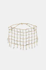 Collar de diseño estructurado en forma de malla, combinado con múltiples piezas metálicas doradas y aplicaciones de abalorios y cristales transparentes a contraste. Cuenta con cierre de mosquetón.