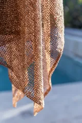 Poncho marrón de punto tipo crochet.