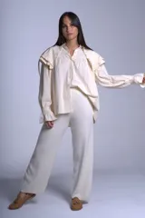 Camisa color crema con doble cuello Claudine con volado y puños Oxford.