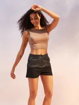 Shorts de vestir color negro, tiro alto, con cierre frontal de botón y cremallera, y bolsillos laterales.