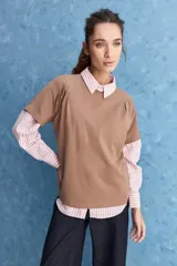 Remera de manga corta color negro, con cuello redondo y calce relajado, confeccionada en tejido suave con elastano.