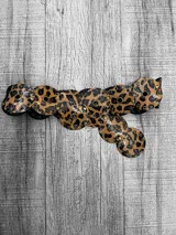 Faja con estampado animal print, con apliques metálicos dorados.