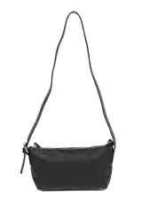 Bandolera negra de cuero sintético con correa ajustable y llavero.