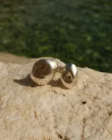 Anillo de diseño orgánico y macizo con forma irregular, elaborado artesanalmente en metal.