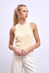 Musculosa de algodón acanalado con cuello redondo, corte ajustado y diseño sin mangas.