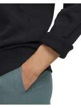 Buzo tipo canguro con capucha y cordones ajustables, color negro. Presenta el logo de la marca en el pecho con efecto brillante y bolsillo frontal tipo canguro.
