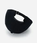 Gorra de sarga de algodón color negro con visera curva y ajuste trasero regulable. Presenta un bordado frontal con lettering en tonos tierra.