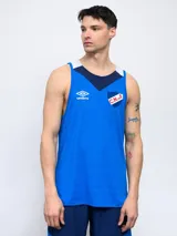 Musculosa de entrenamiento Umbro del Club Nacional de Football, color azul con detalles en blanco y cuello en V azul marino. Incluye logo de Umbro y escudo del club en el frente.