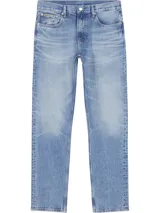 Jeans de mezclilla azul claro con efecto lavado y desgaste sutil. Presentan un corte recto y talle medio, con cierre de cremallera y diseño de cinco bolsillos. Incluyen una etiqueta de cuero con el logo de Calvin Klein en el bolsillo trasero derecho.
