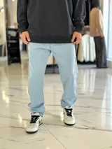 Pantalón de jean gris con lavado ácido, corte holgado de estilo oversize y diseño recto.