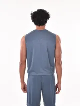 Musculosa deportiva color verde militar, con cuello redondo y sin mangas.