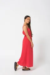 Vestido largo color naranja de breteles finos, con escote en V y botones frontales.