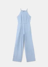 Mono largo de denim suave celeste, sin mangas, con cuello redondo, tirantes finos y pantalón de corte recto y holgado.