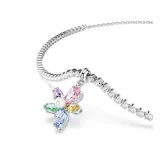 Gargantilla bañada en rodio con motivo central de flor silvestre compuesta por cinco cristales de colores en tallas mixtas y una perla de cristal en el centro. La cadena tipo cupchain está adornada con cristales transparentes y cuenta con un cierre deslizante ajustable.