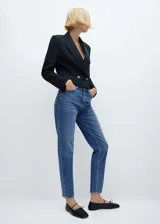 Jeans mom fit de tiro alto, color azul denim, con cinco bolsillos, cierre de cremallera y botón.