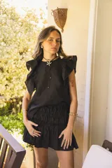 Falda corta de lino color beige, con detalle fruncido en todo el cuerpo y ruedo con volado amplio. Tiene cintura elástica.
