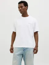 Camiseta blanca de algodón con estampa fotográfica en la espalda con texto "Studio Originals Crafted Aesthetics Summer of 1990 Edition Designed in Copenhagen Established in Nineteen Ninety".