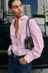 Camisa de algodón con estampado de rayas verticales en color rosado y blanco, cuello solapa y manga larga.