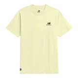 Remera de algodón color amarillo claro, con cuello redondo, mangas cortas, calce relajado y el logo de New Balance impreso en el pecho.