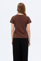 Remera de algodón manga corta, color negro, con cuello en V y estampa frontal en tono plateado con diseño floral y la inscripción 'Bouquet Study No.4'.