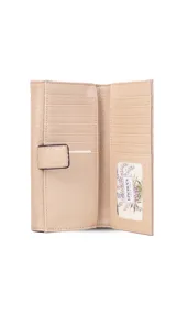 Billetera larga de diseño rectangular con solapa frontal y detalle de aro metálico central. Presenta múltiples compartimentos internos para tarjetas, billetes y un monedero con cierre.