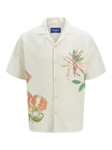 Camisa de manga corta color crema con estampado de flores y hojas en tonos naranja y verde. Tiene cuello resort, cierre frontal con botones y calce relajado.
