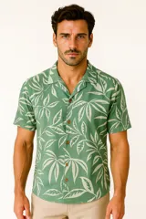 Camisa de manga corta con cuello cubano, confeccionada en viscosa con estampado botánico de hojas en tonos verdes.
