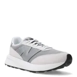 Championes New Balance modelo U370, color gris claro y gris medio, con detalles en blanco. Presentan una combinación de malla y gamuza, con el logo 'N' en material sintético gris. La suela es gruesa y blanca con detalles en negro en la parte inferior.