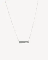 Gargantilla plateada con cadena fina y dije rectangular con cuatro corazones calados.