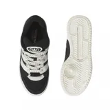 Championes Adidas Forum 2000 de estilo urbano, con diseño en bloques de color negro y blanco. Presentan las icónicas tres bandas laterales en blanco, cordones jaspeados y suela de goma blanca con el logo de la marca grabado.