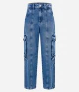 Pantalón de jean corte recto con diseño de bolsillos cargo laterales y detalles de recortes. Cuenta con cintura con trabillas y cierre frontal con botón y cremallera.