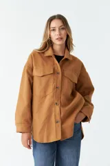 Sobrecamisa color marrón con cuello camisero, cierre frontal con botones, dos bolsillos con solapa en el pecho y corte holgado.