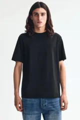 Remera básica de algodón color negro, con cuello redondo y manga corta, de corte estándar.