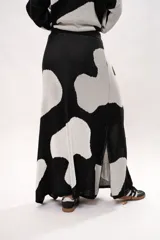 Pollera larga de punto con estampa de vaca en blanco y negro, con tajo lateral.