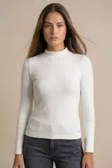 Polera de manga larga con cuello alto, confeccionada en tejido de punto acanalado. Presenta un diseño ajustado al cuerpo con puños definidos.