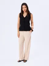 Pantalón fluido de corte recto en color beige, con bolsillos laterales y pinzas frontales.