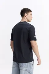 Remera de manga corta color azul marino, con escote redondo y ajuste regular. Presenta un estampado vertical con la palabra "HIGHWAY" en diferentes tonos de azul y el número "#76" en el pecho.