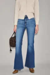 Jean de corte acampanado con tiro alto, confeccionado en denim azul con lavado medio y costuras a tono.
