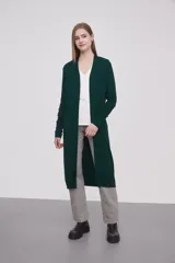 Saco largo abierto de viscosa, con mangas largas y diseño holgado.